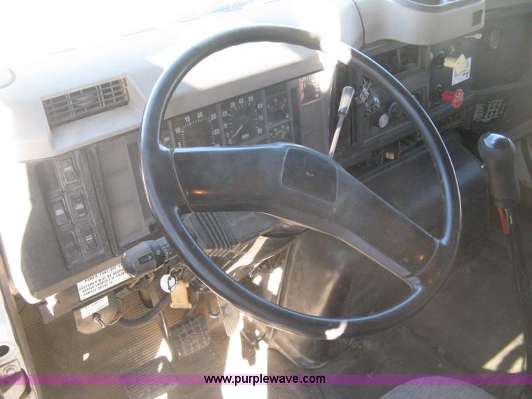 image for item I5748 2001 International F2674 dump truck