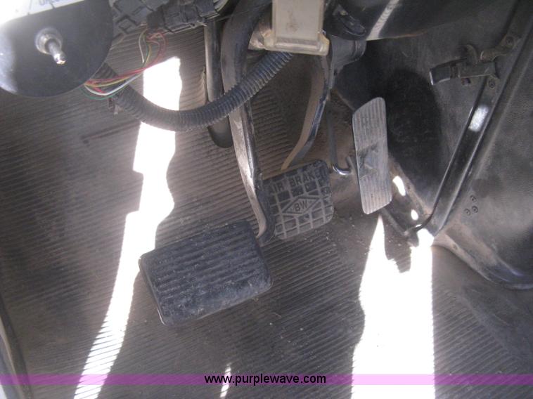 image for item I5748 2001 International F2674 dump truck