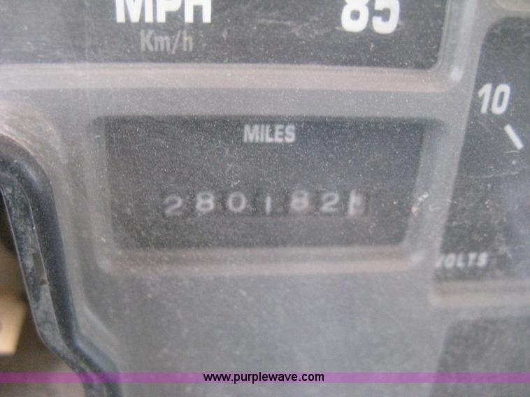 image for item I5748 2001 International F2674 dump truck