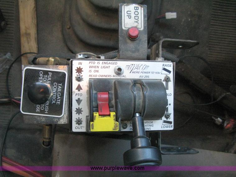 image for item I5748 2001 International F2674 dump truck