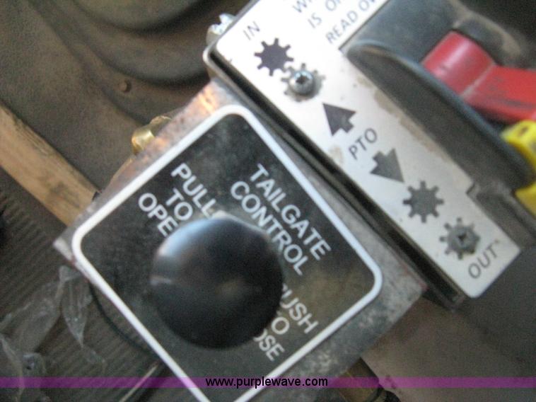 image for item I5748 2001 International F2674 dump truck