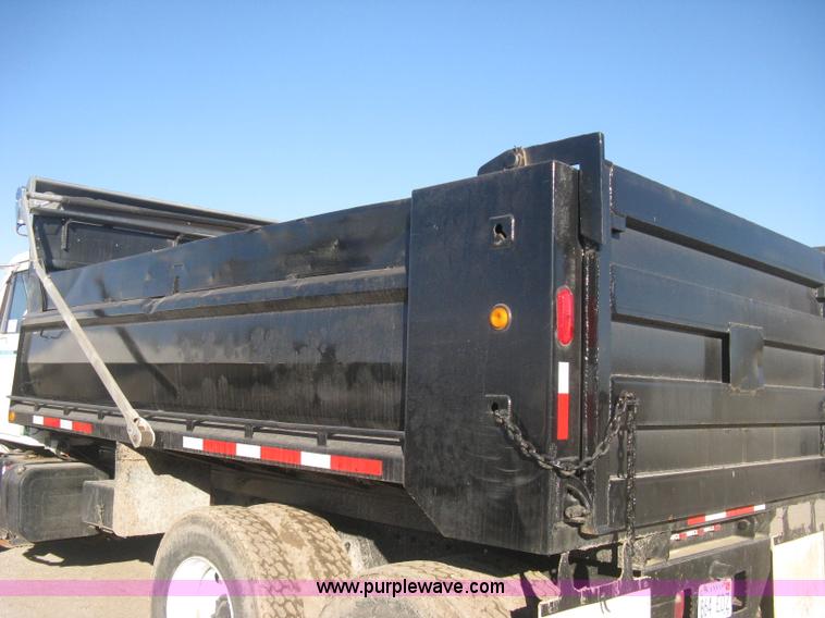 image for item I5748 2001 International F2674 dump truck