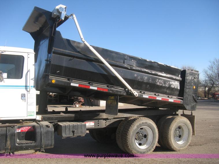 image for item I5748 2001 International F2674 dump truck