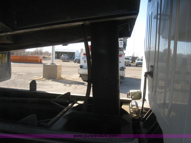 image for item I5748 2001 International F2674 dump truck