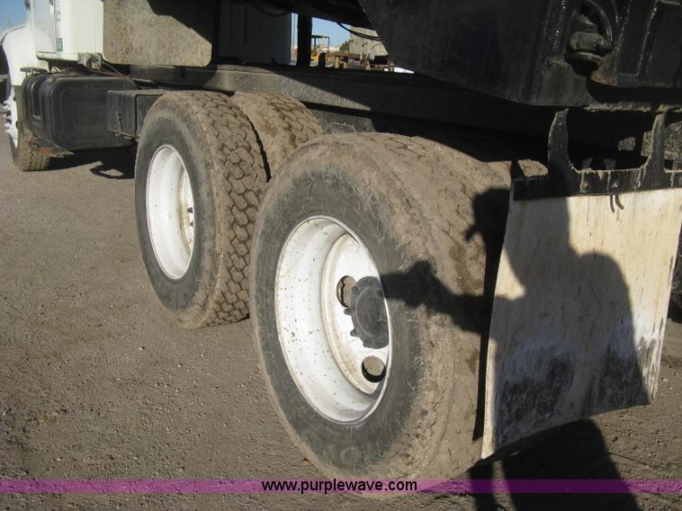 image for item I5748 2001 International F2674 dump truck