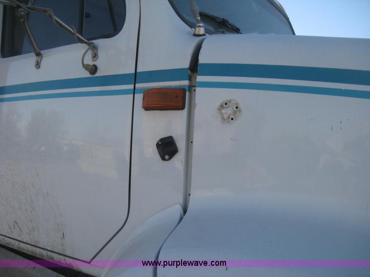 image for item I5748 2001 International F2674 dump truck