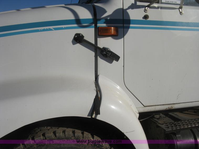 image for item I5748 2001 International F2674 dump truck