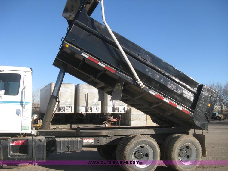 image for item I5748 2001 International F2674 dump truck