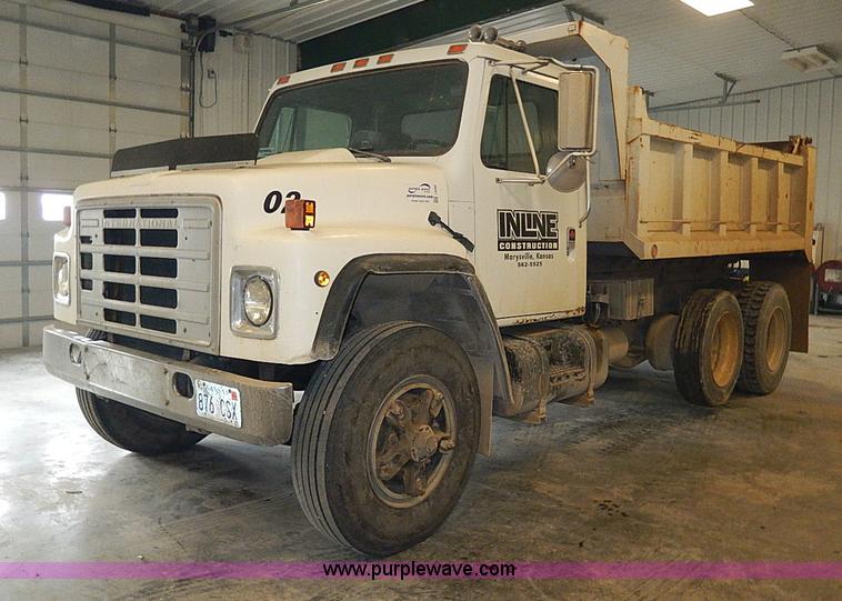 image for item I9490 1987 International S1954 dump truck