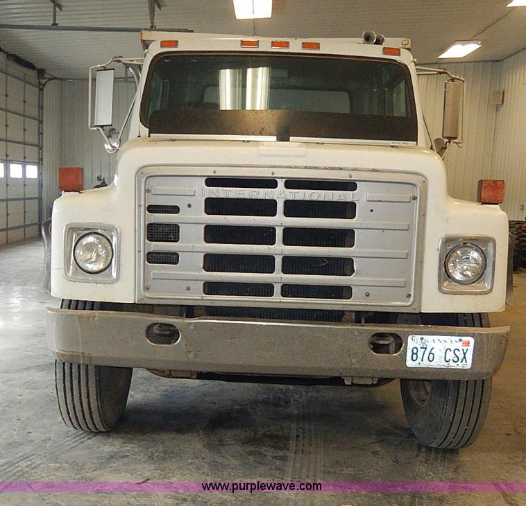 image for item I9490 1987 International S1954 dump truck