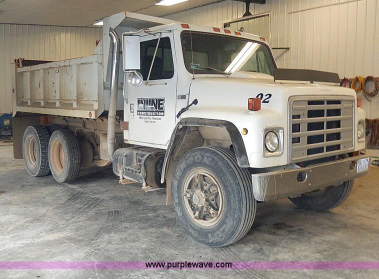 image for item I9490 1987 International S1954 dump truck