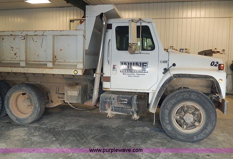 image for item I9490 1987 International S1954 dump truck