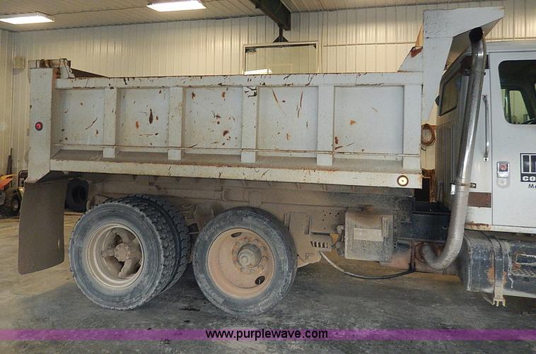 image for item I9490 1987 International S1954 dump truck