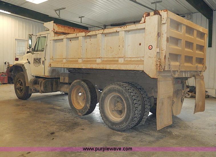image for item I9490 1987 International S1954 dump truck