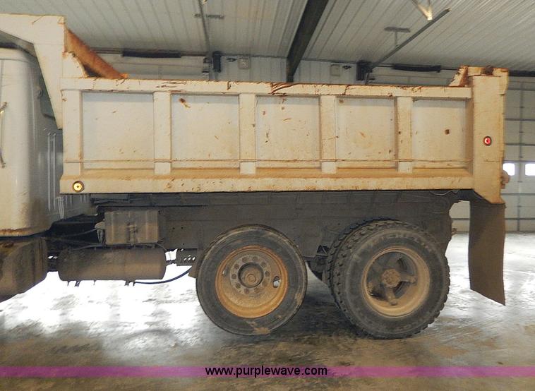 image for item I9490 1987 International S1954 dump truck
