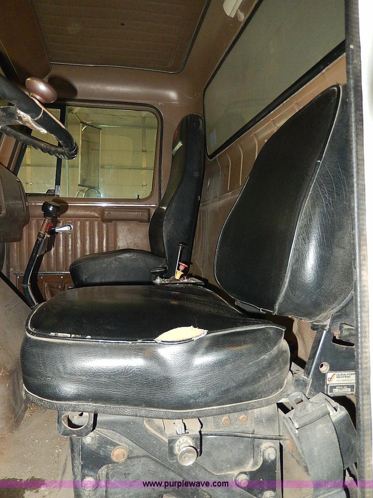 image for item I9490 1987 International S1954 dump truck