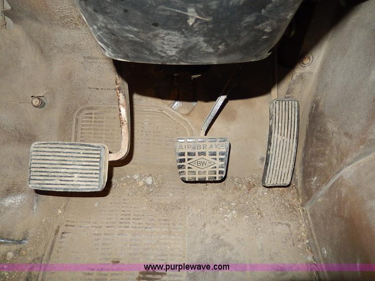 image for item I9490 1987 International S1954 dump truck