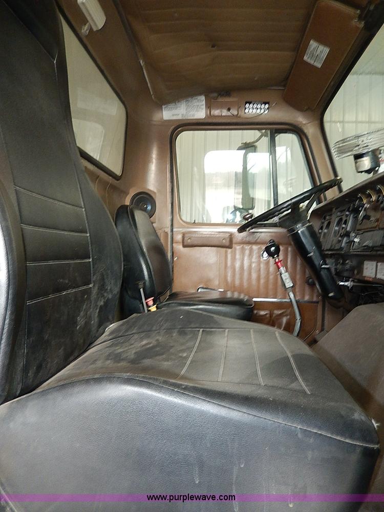 image for item I9490 1987 International S1954 dump truck