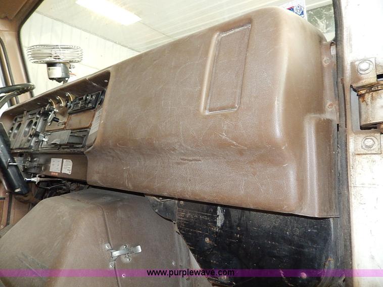 image for item I9490 1987 International S1954 dump truck