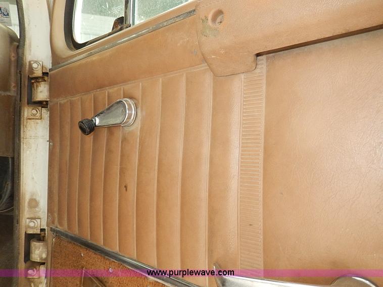 image for item I9490 1987 International S1954 dump truck