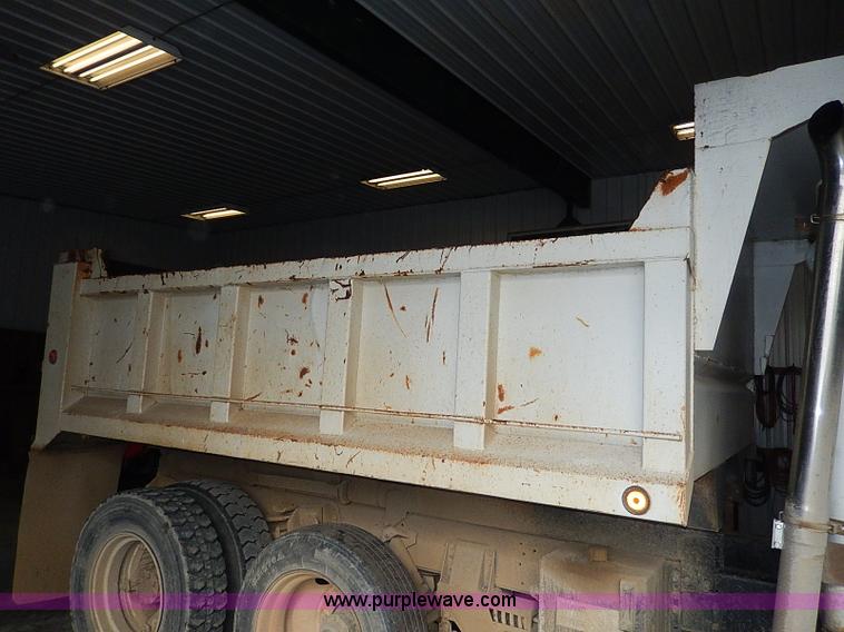 image for item I9490 1987 International S1954 dump truck