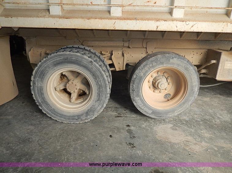 image for item I9490 1987 International S1954 dump truck