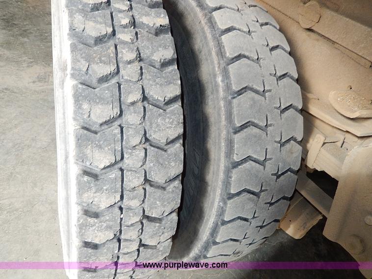 image for item I9490 1987 International S1954 dump truck