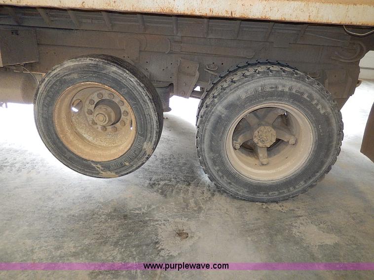 image for item I9490 1987 International S1954 dump truck