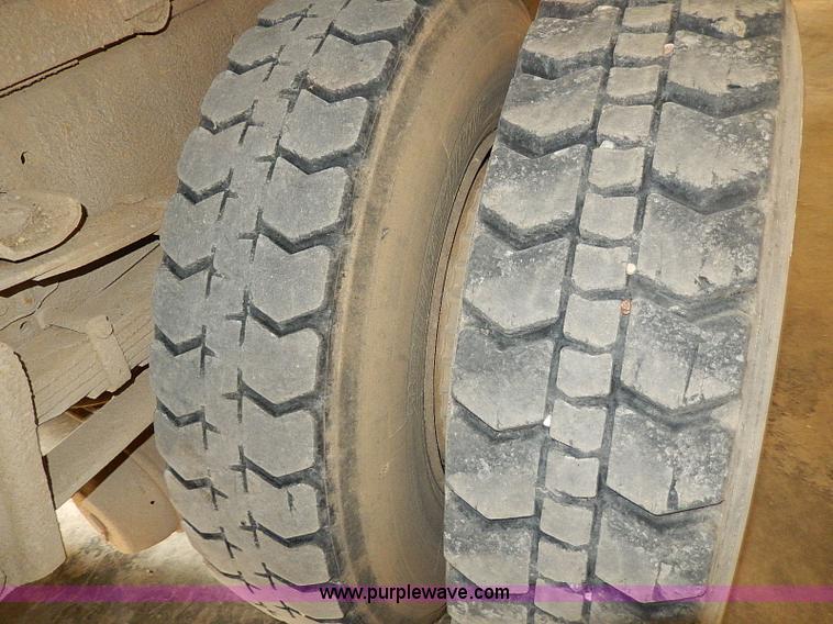 image for item I9490 1987 International S1954 dump truck