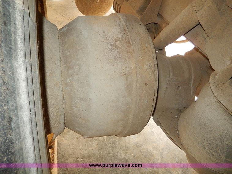 image for item I9490 1987 International S1954 dump truck