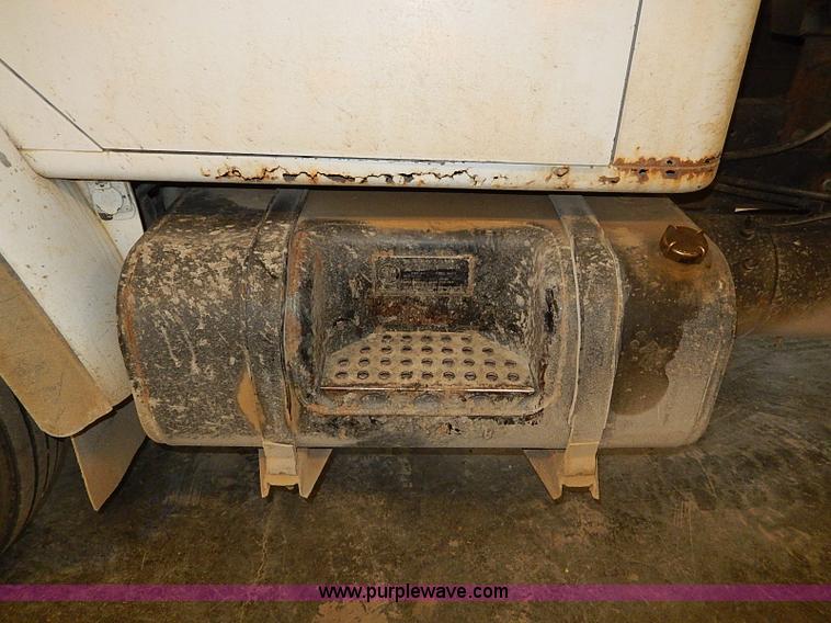 image for item I9490 1987 International S1954 dump truck