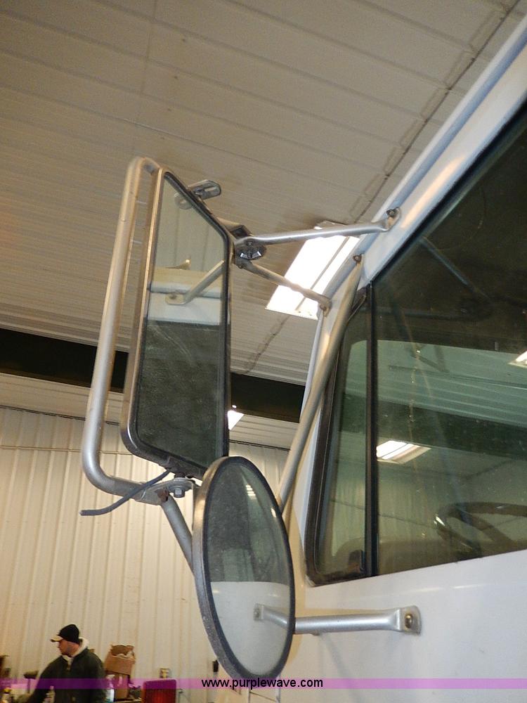 image for item I9490 1987 International S1954 dump truck