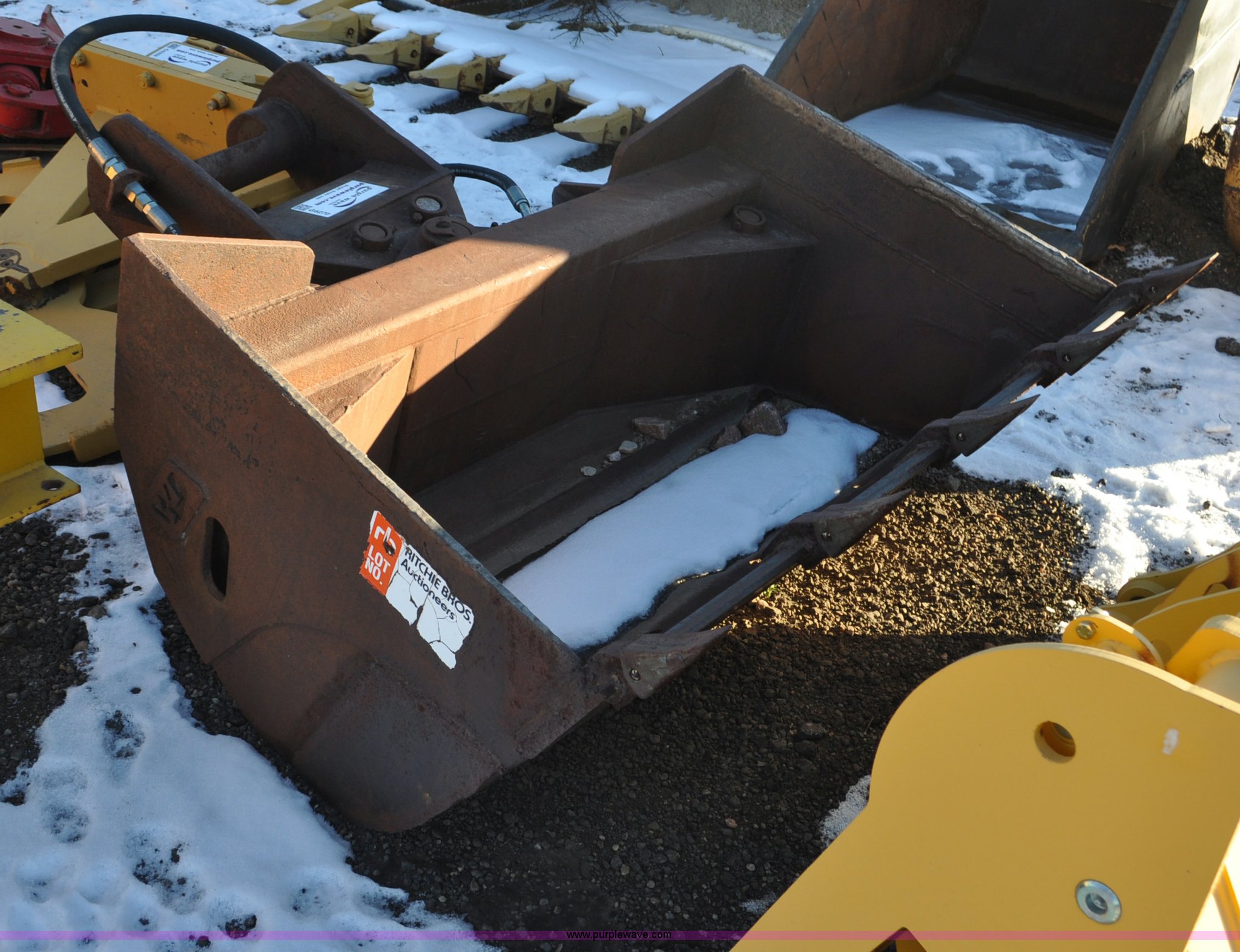 Wayne Roy twist a wrist excavator bucket in Brighton, CO Item G6270