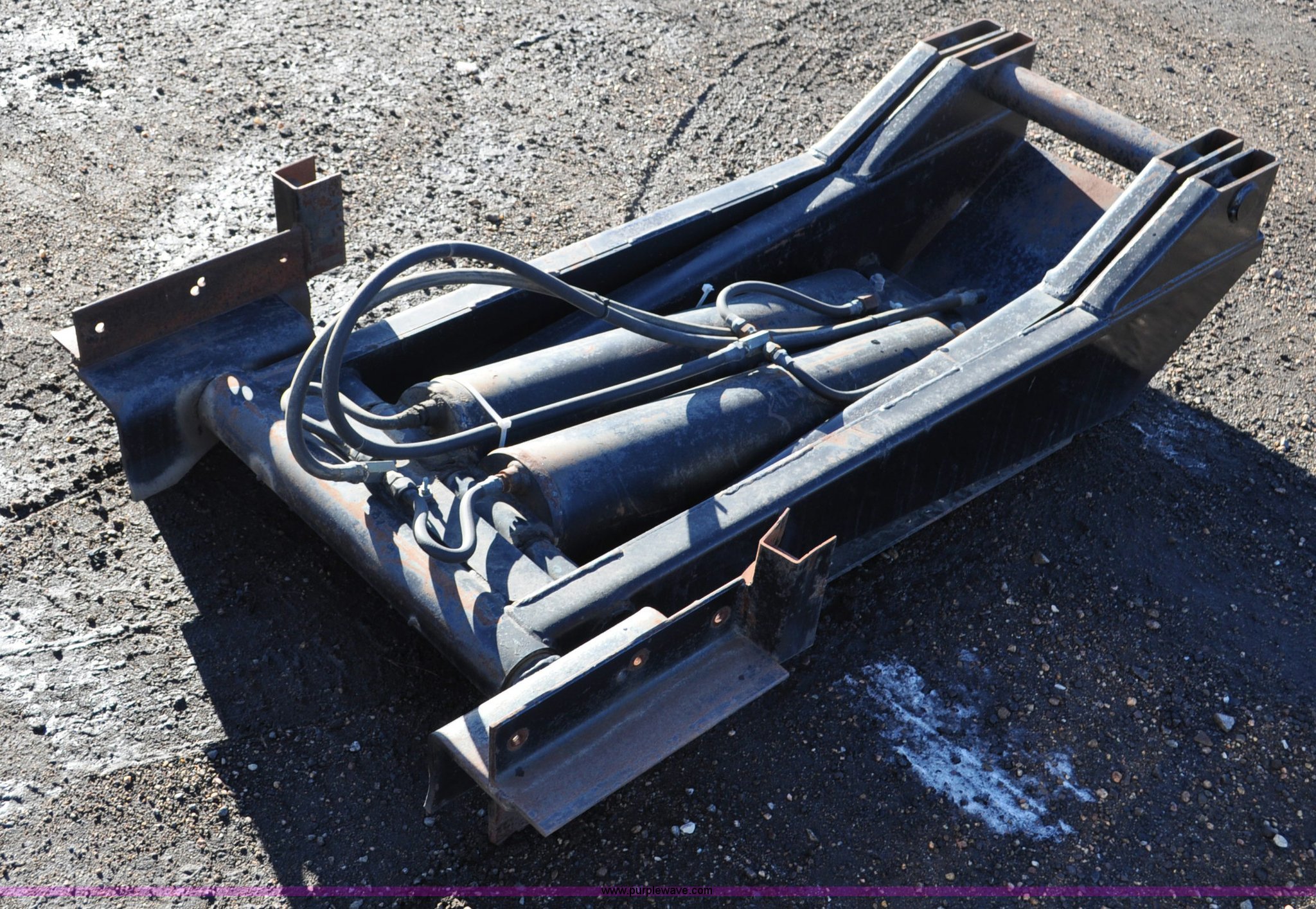 Rugby LR2866A dual ram hoist in Brighton, CO Item G6319 sold Purple