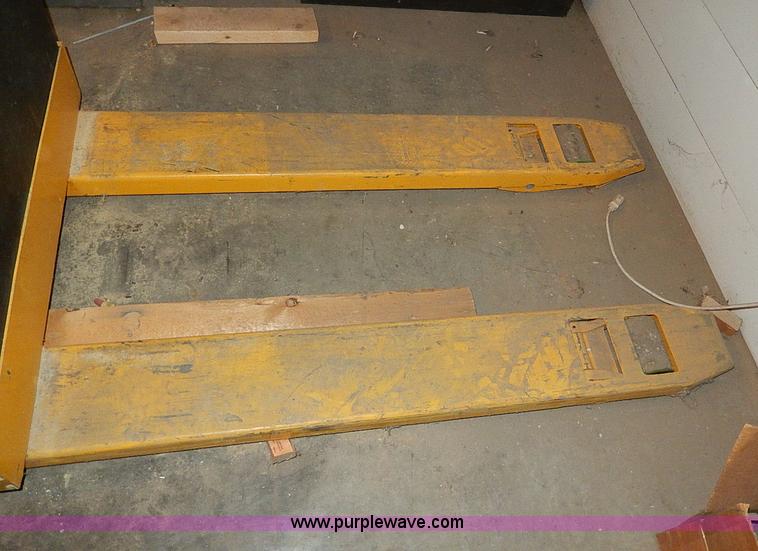 image for item AP9769 Vestil EPT-2748-45 electric pallet forklift