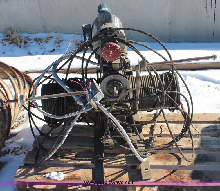 image for item AU9841 Elevator lift