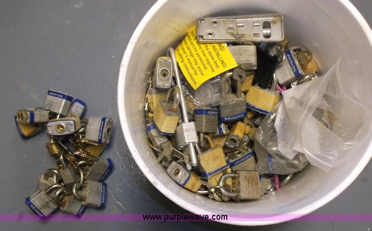 image for item C1682 Assorted items