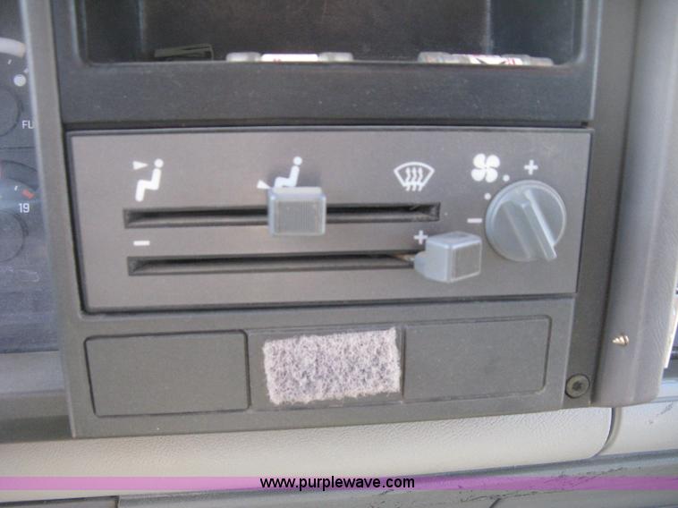 image for item H4337 1991 GMC Sierra 3500 SL utility bucket truck