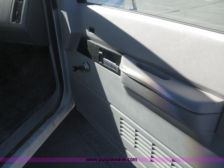 image for item H4337 1991 GMC Sierra 3500 SL utility bucket truck