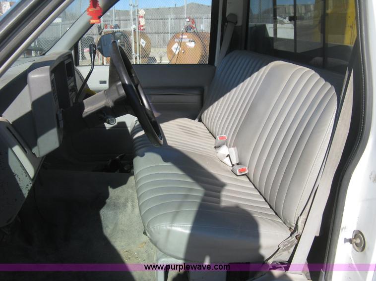 image for item H4337 1991 GMC Sierra 3500 SL utility bucket truck