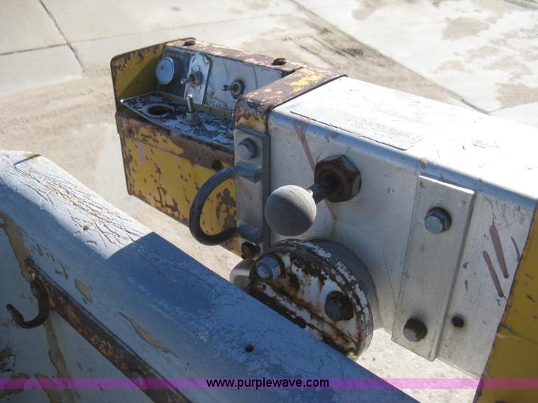 image for item H4337 1991 GMC Sierra 3500 SL utility bucket truck