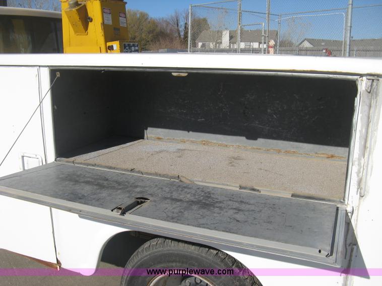 image for item H4337 1991 GMC Sierra 3500 SL utility bucket truck