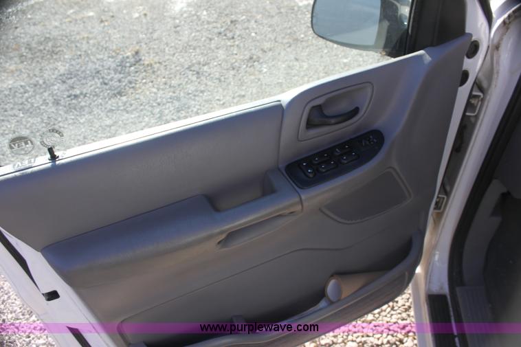 image for item H7251 2001 Ford Windstar LX van