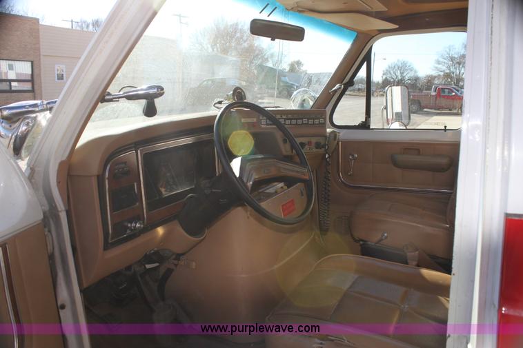 image for item H7286 1985 Ford Econoline E350 ambulance