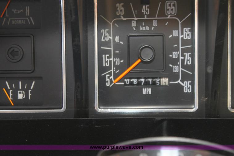 image for item H7286 1985 Ford Econoline E350 ambulance