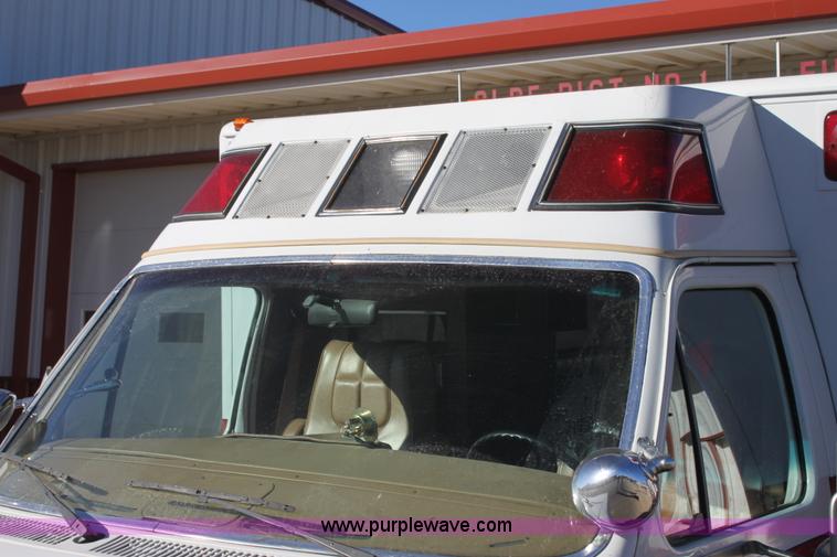image for item H7286 1985 Ford Econoline E350 ambulance