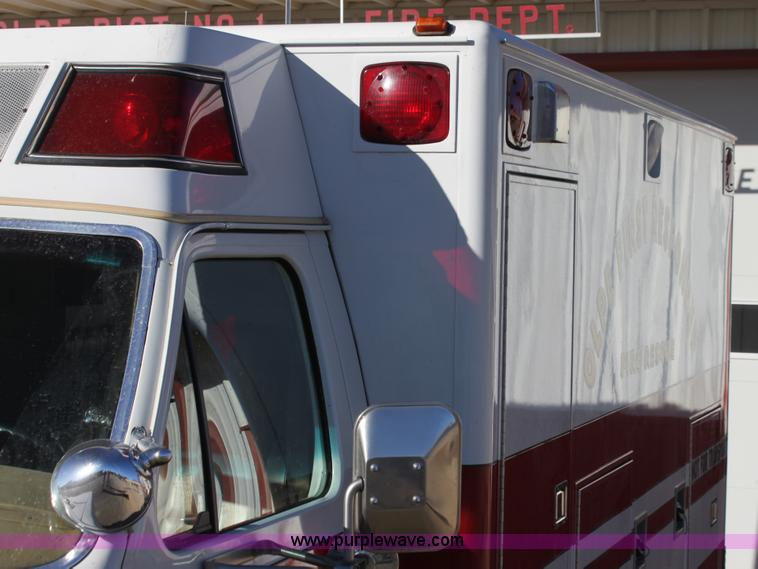 image for item H7286 1985 Ford Econoline E350 ambulance