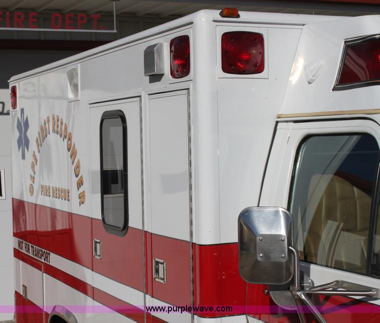 image for item H7286 1985 Ford Econoline E350 ambulance