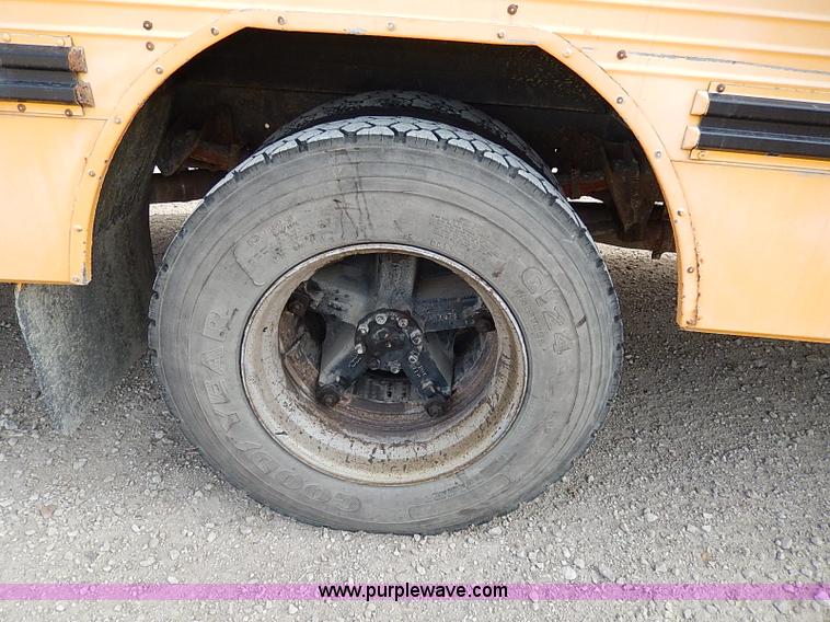 image for item H9511 1995 International 3800 school bus