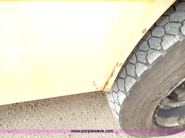 image for item H9511 1995 International 3800 school bus